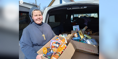 A religious sister delivers emergency aid in Lviv, Ukraine (ACN)