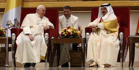Pope Francis with Bahrain’s King Hamad bin Isa Al Khalifa in the VIP hall of the Sakhir air base (CNS/Yara Nardi, Reuters)